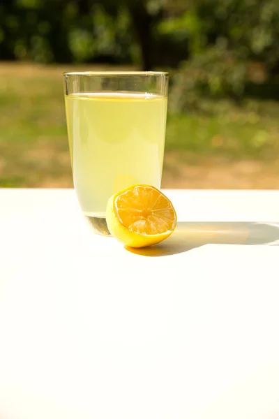 Naturalne lemoniady w ogrodzie — Zdjęcie stockowe