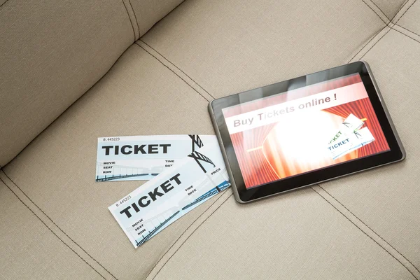 Koop film Tickets online met een Tablet Pc — Stockfoto