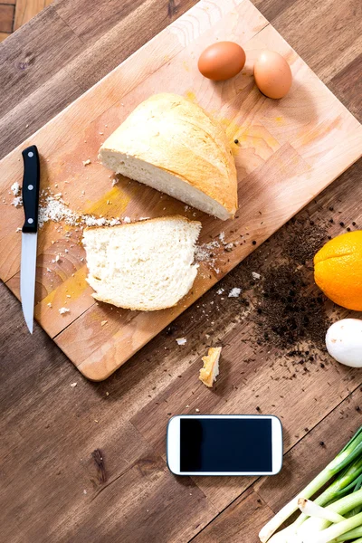Cucina biologica con Smartphone — Foto Stock