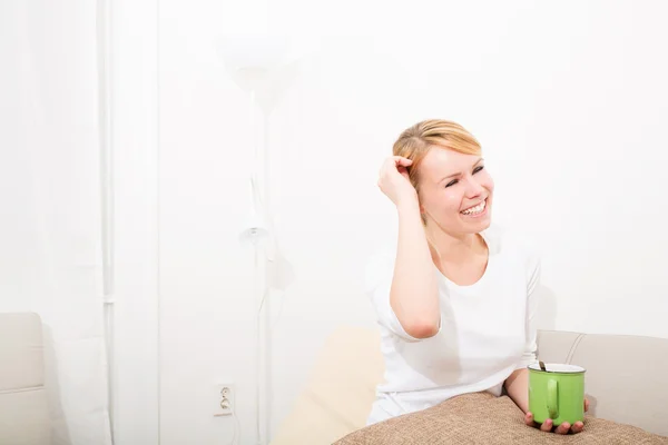 Pareja joven hablando en el Sofá — Foto de Stock