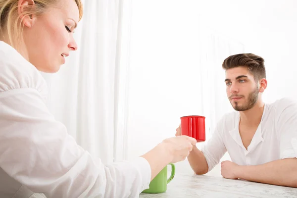 Pareja joven tomando un descanso para tomar café — Foto de Stock