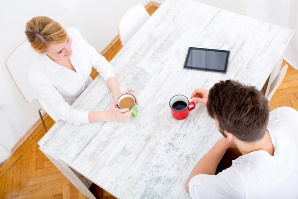 Jeune couple ayant une pause café — Photo