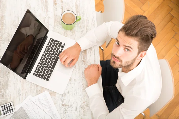 Kvinna med hörlurar och tablet i sängen — Stockfoto