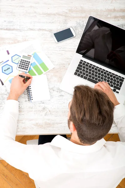 Kvinna med hörlurar och tablet i sängen — Stockfoto