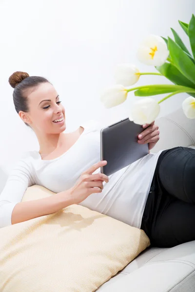 Niedliche junge Frau entspannt sich auf der Couch — Stockfoto