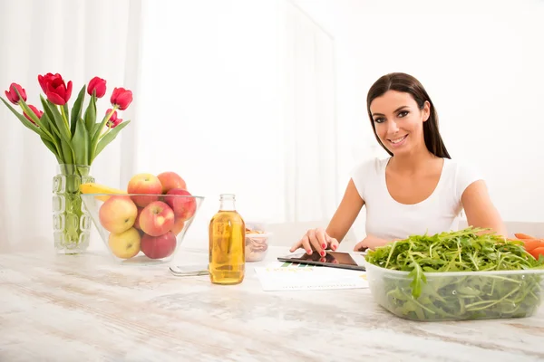 Jeune belle femme avec une tablette PC à la maison — Photo