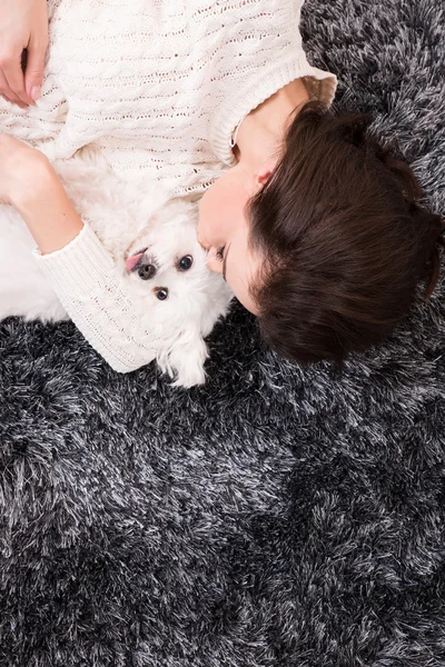 Vrouw met hoofdtelefoon en tablet in bed — Stockfoto