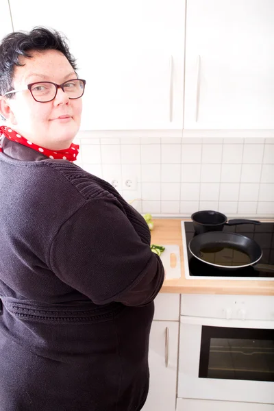 Woman cutting and frying cucumber — Stock Photo, Image