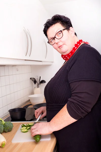 Женщина режет овощи — стоковое фото