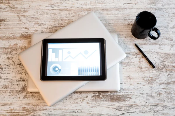 Business Analytics avec une tablette PC et un ordinateur portable fermé — Photo