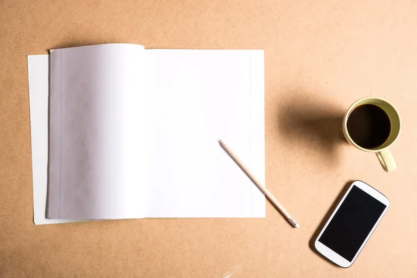 Smartphone en een werkboek — Stockfoto