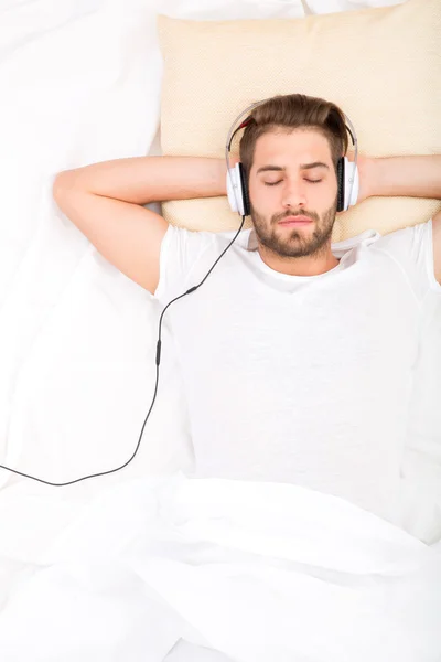 Retrato de jovem com fones de ouvido — Fotografia de Stock