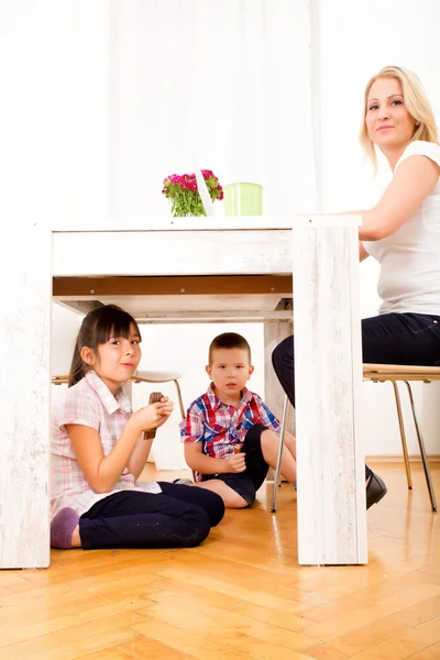 Děti jedí čokoládu doma — Stock fotografie