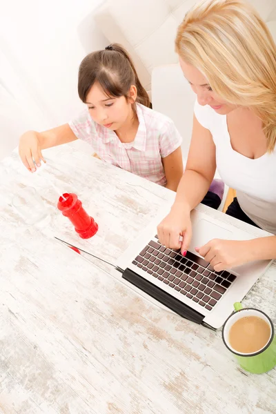 Mãe e filha brincando em casa — Fotografia de Stock