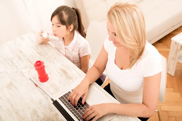 Mother and daughter playing at home — Stock Photo, Image