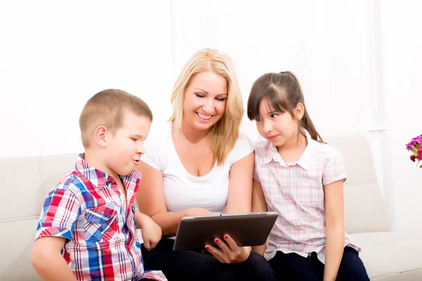 Mother using a Tablet PC — Stock Photo, Image