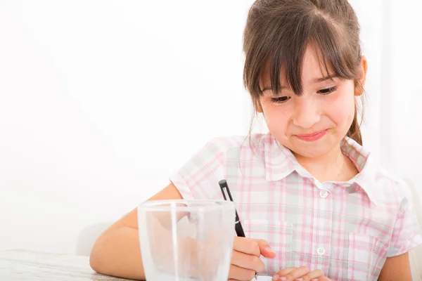 Dochter haar huiswerk — Stockfoto