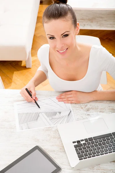 Mujer dibujando un plano —  Fotos de Stock