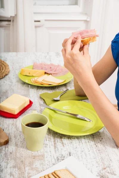 Giovane donna che mangia una colazione europea — Foto Stock