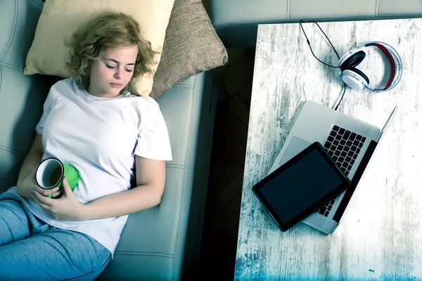 In de woonkamer naast een tablet-pc en een lapto van in slaap gevallen — Stockfoto