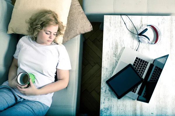 タブレット pc では、lapto 以外の居間で眠りに落ちてください。 — ストック写真