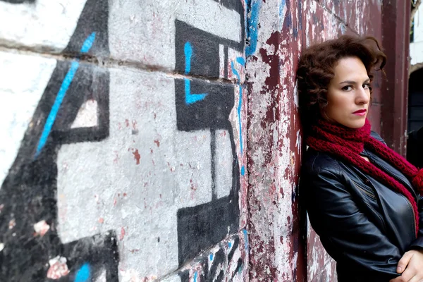 Wanita cantik menunggu di dinding grafiti — Stok Foto
