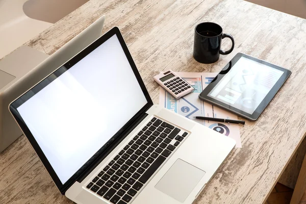 Business Analytics with a Tablet PC and a Laptop — Stock Photo, Image