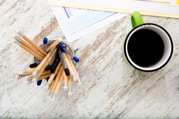 Café et crayons au bureau — Photo