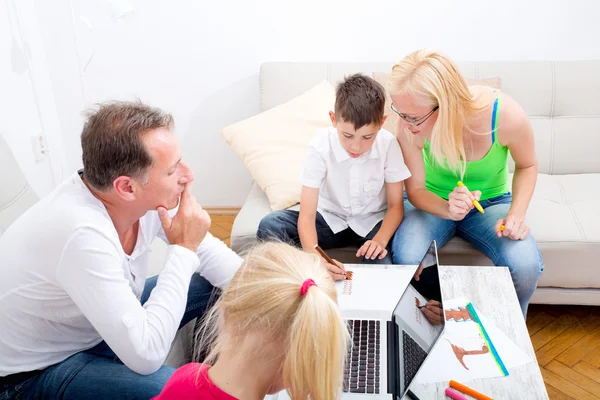 Familia feliz en casa — Foto de Stock