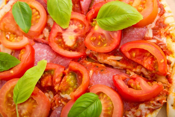 Pizza geserveerd op houten tafel — Stockfoto