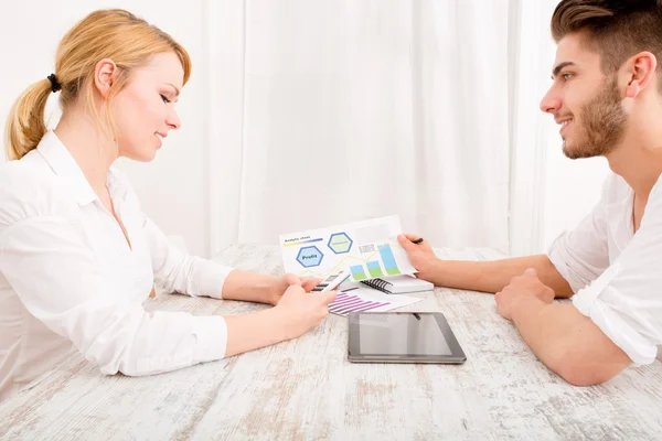 Young couple and financial planning — Stock Photo, Image