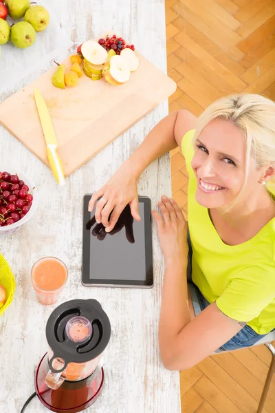 Mujer madura disfrutando de un batido —  Fotos de Stock