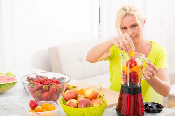 Mujer madura mezclando un batido —  Fotos de Stock