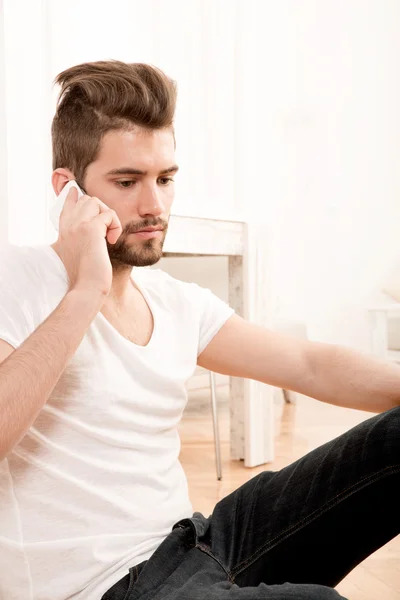 Retrato de jovem adulto usando o telefone — Fotografia de Stock