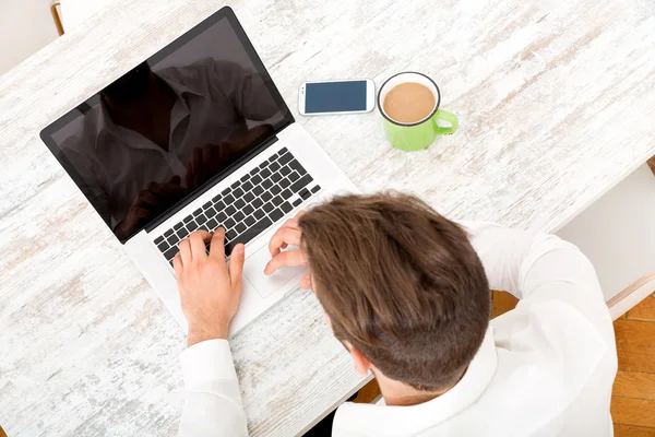 Junger Mann mit Laptop — Stockfoto