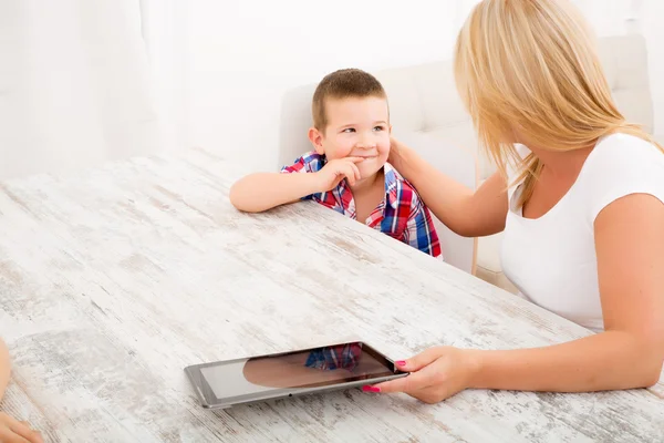 Matka a děti s počítači Tablet Pc — Stock fotografie