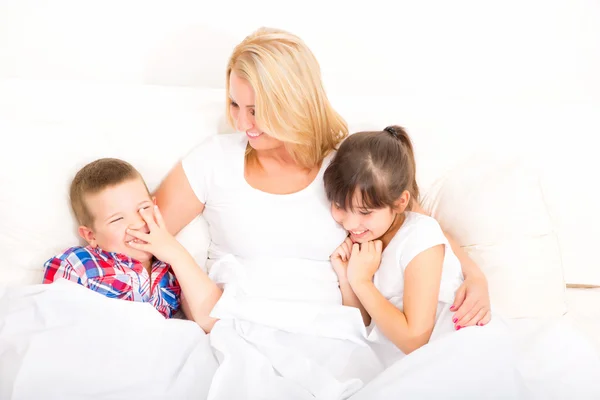 Madre con figlia e figlio rilassante a letto — Foto Stock
