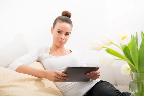 Niedliche junge Frau entspannt sich auf der Couch — Stockfoto