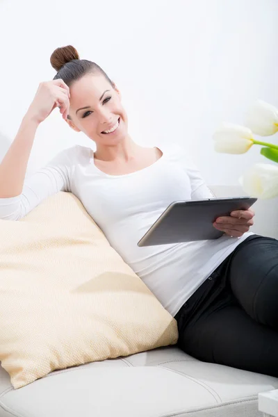 Linda joven mujer relajándose en el sofá — Foto de Stock