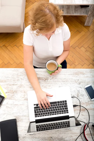 Femme au bureau à la maison — Photo