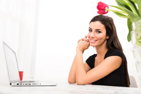 Jonge mooie vrouw gelukkig met behulp van een Laptop thuis — Stockfoto