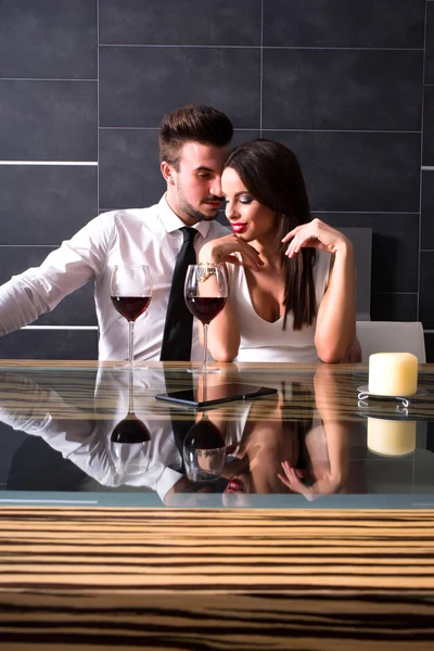 Una pareja romántica con una copa de vino en el comedor — Foto de Stock