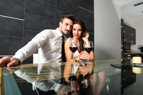 Ein romantisches Paar mit einem Glas Wein im Speisesaal — Stockfoto
