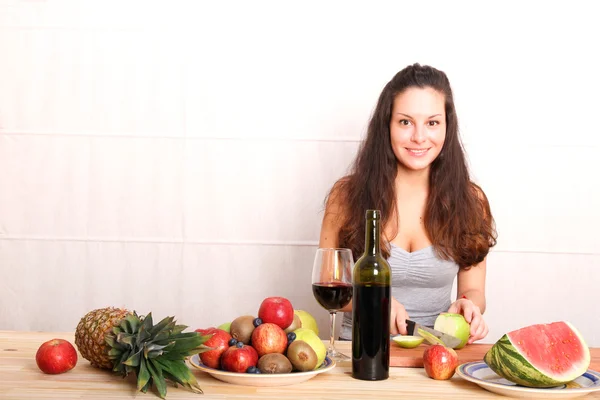 Cutting fruits — Stock Photo, Image