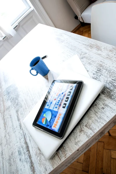 Borsa app bir Tablet PC'de ticaret — Stok fotoğraf