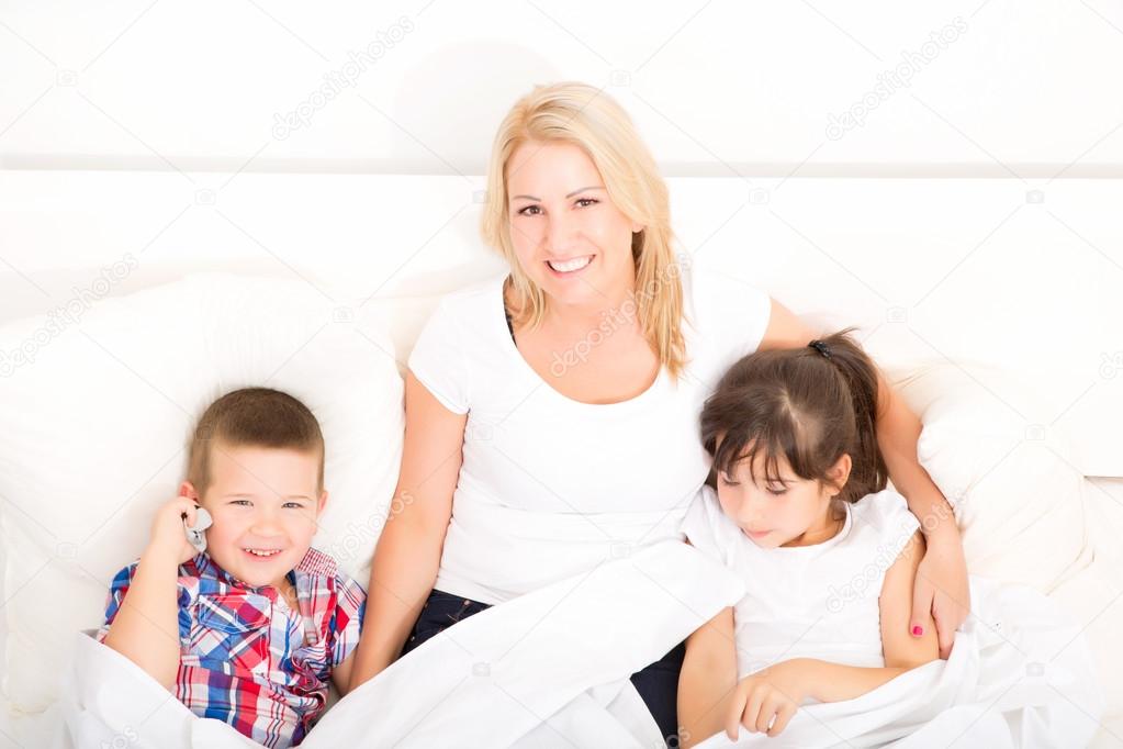 Mutter und sohn im bett