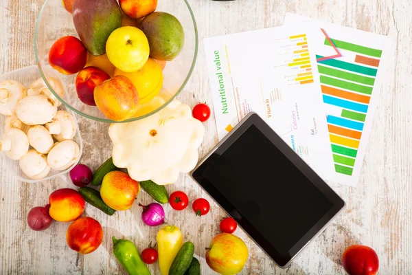 Nutrición saludable y tableta — Foto de Stock