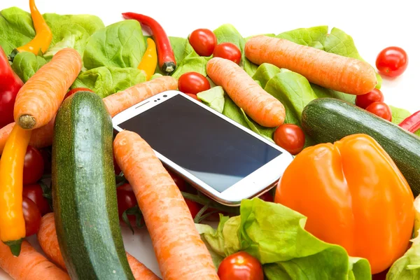 Овочі та смартфон — стокове фото