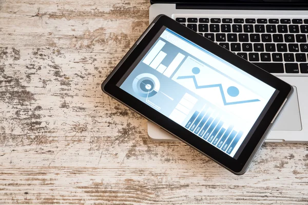 Business Analytics met een Tablet-Pc en een Laptop — Stockfoto