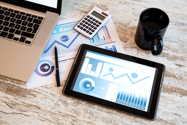 Business Analytics with a Tablet PC and a Laptop — Stock Photo, Image